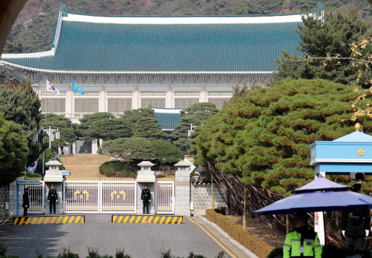 신무문에서 바라본 청와대       (서울=연합뉴스) 백승렬 기자 = 16일 경복궁 신무문 너머로 청와대 정문(일명 11문)과 본관이 보인다. 최순실씨의 국정 농단 의혹에 관해 수사를 벌이고 있는 검찰은 당초 박근혜 대통령을 15∼16일 중 대면 조사할 방침을 세웠으나 박 대통령의 변호인 유영하 변호사는 지난 15일 "내일 조사가 물리적으로 불가능하다고 본다"며 일정을 연기해달라고 요청했다. 2016.11.14      srbaek@yna.co.kr   (끝)